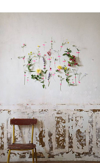 wooninspiratie bloemen aan muur