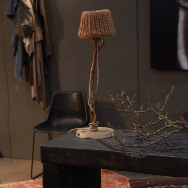 stoere houten tafellamp lampenkap